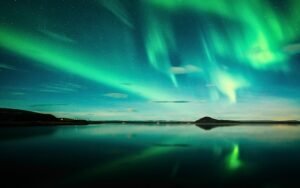 Aurora borealis vs northern lights